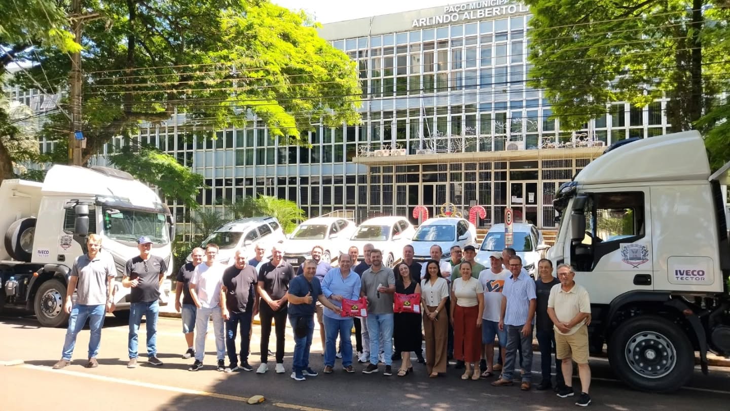 Dois caminhões bitruck e cinco veículos reforçam a frota da prefeitura rondonense