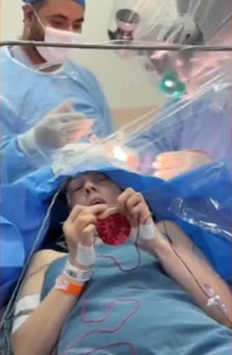 Paciente fica acordada e faz crochê enquanto médicos retiram tumor do cérebro dela, em Cascavel