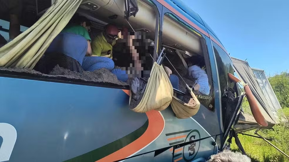 Sobreviventes ficaram soterrados por carga de areia durante 5 horas até serem resgatados em acidente entre ônibus e caminhão no RS