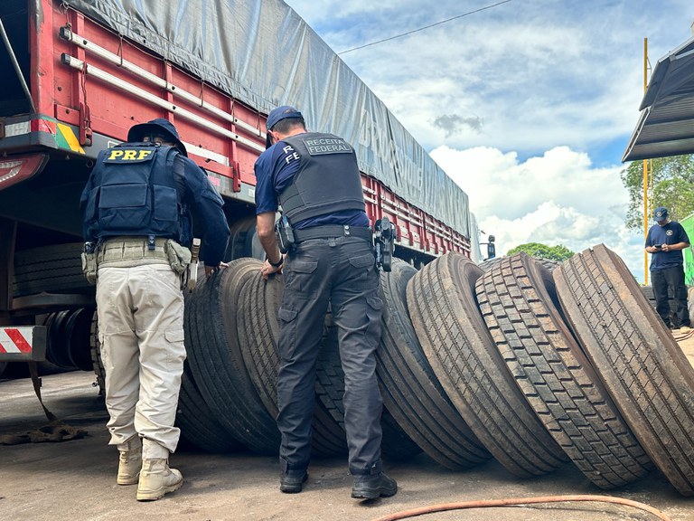 PRF flagra contrabando de pneus em borracharia de Cascavel